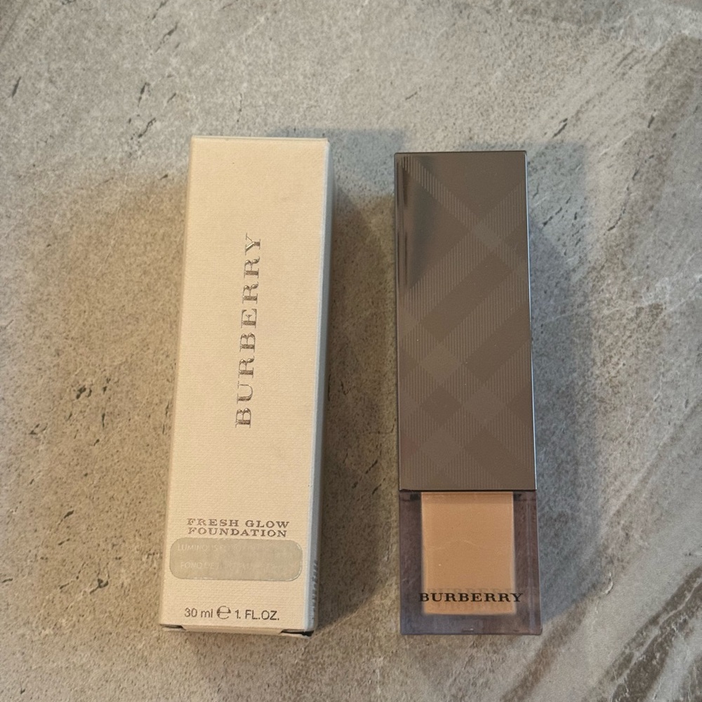 Burberry Fresh Glow Foundation in 32 Honey